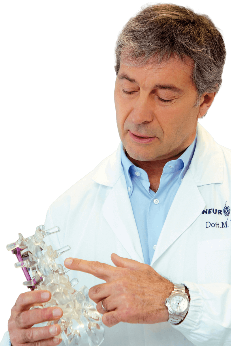 Dott. Massimiliano Neroni, neurochirurgo coordinatore di NeuroGroup poliambulatorio specializzato nelle patologie della colonna vertebrale che offre cure personalizzate e trattamenti avanzati per alleviare il dolore e ripristinare la funzionalità della colonna vertebrale.